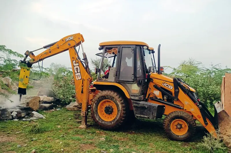 _loading excavator in dump trailer For Sale